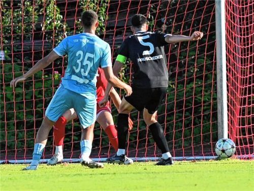 Pech für 1860 Rosenheim: Von einem Pipinsrieder Verteidiger sprang der Ball nur an den Pfosten. Foto Hans-Jürgen Ziegler