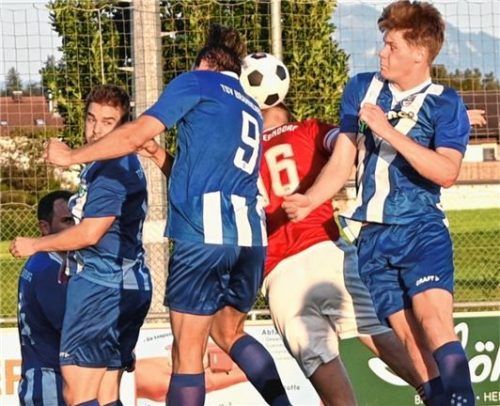 Per Hinterkopf erzielte Westerndorfs Niklas Thomann den Führungstreffer.Foto Hans-Jürgen Ziegler