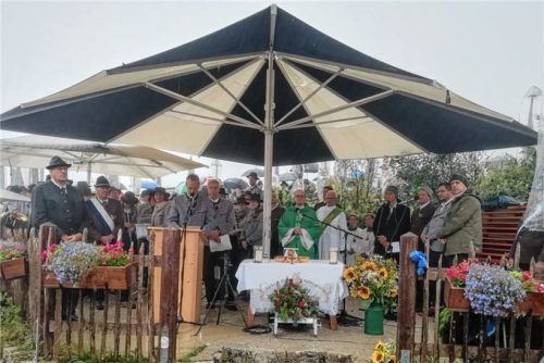 Pfarrer Andreas Przybylski hielt den Gedenkgottesdienst auf der Kampenwand, wo er eindringlich zum Frieden mahnte.Fotos  Rehberg.