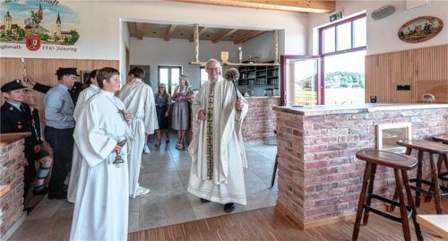 Pfarrer Guido Seidenberger bei der Segnung des Florianstüberls, welches die Feuerwehrler in Eigenleistung ausbauten.