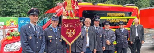 Pfarrer Guido Seidenberger (rechts) segnete den Feuerwehrwagen. Mit dabei waren: (von links) Zweiter Kommandant Johannes Berghammer, Kreisbrandinspektor Martin Gruber, Fahnenträger Thomas Dangl, Bürgermeister Bernhard Summerer, Kommandant Markus Bergbauer, Dritter Kommandant Thomas Weber und Josef Kink.Foto Böck