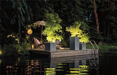 Pflanzgefäße mit integrierten LED Lichtbändern sorgen für diese fantastische Abendstimmung im Garten. Foto DJD/Lechuza