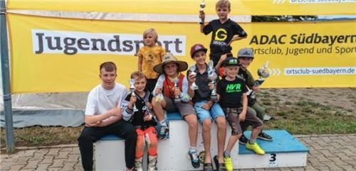 Pokale und Erfolge für die Motocross-Jugend des MCE St. Leonhard.