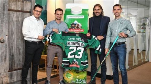Präsentieren das neue Trikot: (von links) Daniel Bucheli, Geschäftsführer der Starbulls, Darwin Kuhn, Leiter Sponsoring SBR, Bernhard Pointner, Geschäftsführer der Molkerei Berchtesgadener Land, und Michael Kaindl, Leitung Frischdienst. Foto Starbulls