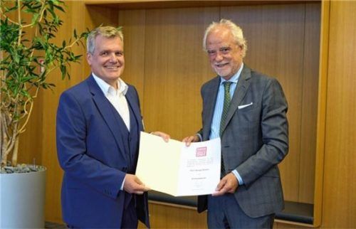 Präsident Dr. Thomas Kuhn (links) verleiht Michael Schwarz die Ehrenpräsidentschaft des Verbands Freier Berufe in Bayern. Foto VFB
