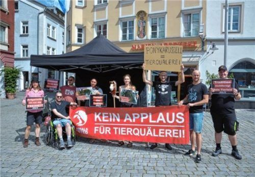 Proteststand von „Animals United“ und „Ariwa Animals Rights Watch“ in Rosenheim. Foto Schlecker