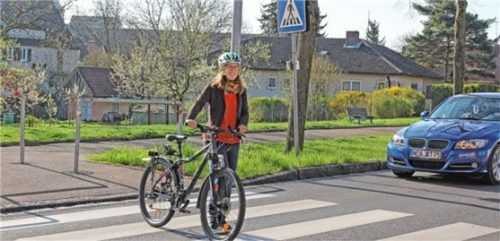 Radfahrer müssen ihr Rad am Zebrastreifen schieben.Foto gtü