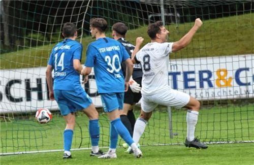Raphael Schmidhuber jubelt über das 1:0 für Eggenfelden, während die Ampfinger Oliver Weichart, Milos Lukic und Kaan Gülcü dem Ball nachschauen.Foto Michael Buchholz