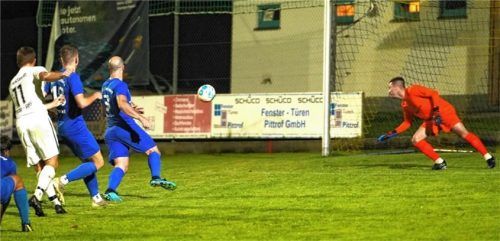 Reichertsheims Doppeltorschütze Max Wieser zog ab und erzielte den 2:3-Anschlusstreffer. In der 90. Minute traf er auch noch zum 3:3. Foto Walter Semerad