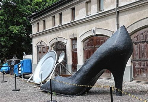 Requisiten aus einem Zwergenfilm vor dem Filmmuseum.