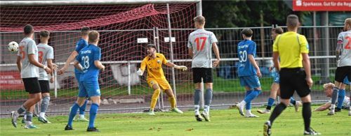 Riesenchance für 1860 Rosenheim in der Anfangsphase, als Sechziger-Mittelfeldspieler Florian Grundner (ganz rechts am Boden) einen Flugkopfball am langen Eck vorbei setzte. Ampfings Keeper Gülcü wäre machtlos gewesen. Foto Hans-Jürgen Ziegler