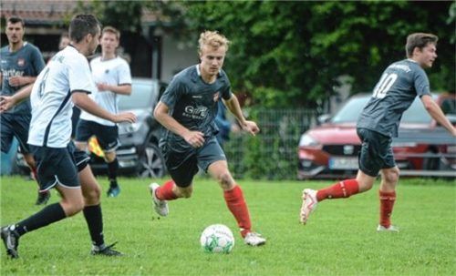 Robert Bürger enteilte der Grünthaler Abwehr mehrmals und erzielte einen Griesstätter Treffer. Foto Franz Ruprecht