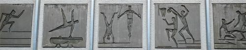Rolf Märkl schuf 1966 die Betonreliefs mit Sportszenen für die Südfassade der Doppelturnhalle mit Lehrschwimmbecken Am Nörreut in Rosenheim.Foto Frick