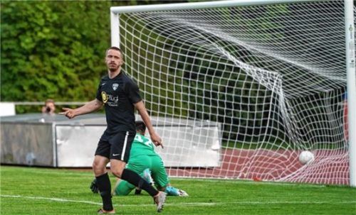 Sebastian Pichlmeier hat gerade zum 2:1 für die SG in Waldkraiburg getroffen.Foto Walter Semerad