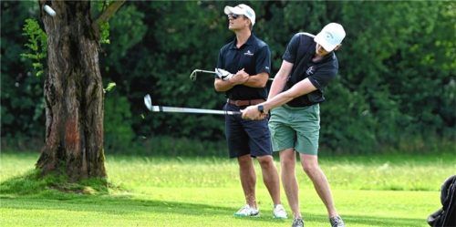 Sebastian Streu (vorne) hat von den Starbulls-Spielern das beste Handicap. Hinten Sponsor Matthias Nickolmann. Fotos Hans-Jürgen Ziegler (10)