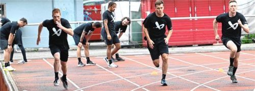 Sechsmal 50 Meter im Vollsprint und das Ganze zweimal mit kurzer Pause. Von links: Tyler McNeely, Bastian Eckl und Sebastian Streu. Hinten eine Gruppe, die gerade gelaufen ist. Fotos Hans-Jürgen Ziegler