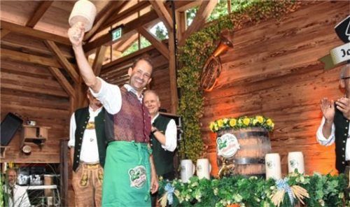 Seiner Zeit weit voraus: OB Andreas März, hier beim Anzapfen im neuen Johann-Auer-Holzbau. Foto ruprecht