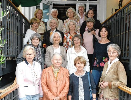Sie gehörten zu den wenigen Frauen, die zwischen 1950 und 1960 ein Gymnasium besuchten: die Städtische Mädchen-Oberschule in Rosenheim. Nun kamen die Absolventinnen bei einem Klassentreffen zusammen und erinnerten sich an Zeiten, als höhere Bildung für Frauen noch ungewöhnlich war. Foto Schlecker