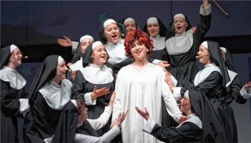 „Sister Act“ beim Immling-Festival: Fiona Kent als Schwester Mary Clarence findet und gibt liebevoll-schwesterlichen Beistand.Foto immlingfestival