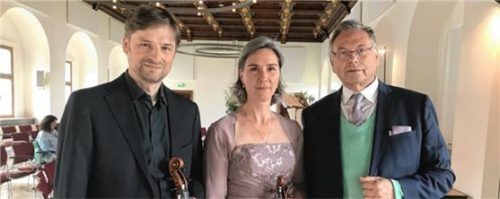 Sprecher Georg Mais (von rechts), Katharina Schmitz an der Violine und Immo Schaar, Viola, begleiten „Wolfgang Amadeus Mozart auf der Reise nach Paris“. Foto  SWDG
