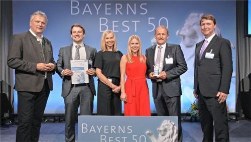 Staatssekretär Roland Weigert (ganz links) und Marcus von Goldacker (Mazars, rechts) gratulierten (von links) Geschäftsführer Andreas Bürger, Maria Bürger (Human Resources), Kristina Bürger (Abteilungsleiterin Human Resources & Kommunikation) und Geschäftsführer Hans Bürger von der BBW Lasertechnik zur Auszeichnung. Foto SX Heuser