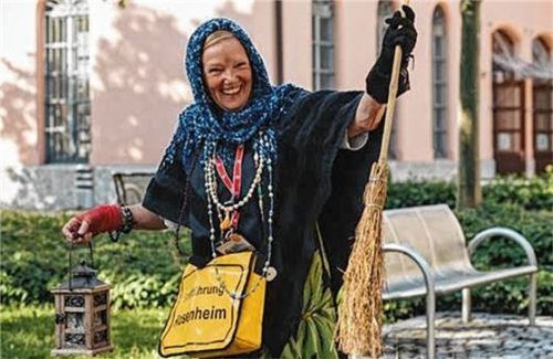 Stadtführerin Rosi erzählen „Unheimliche und kuriose Geschichten“.Foto vkr