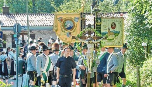 Standarten und Fahnenabordnungen führten den Zug der Wallfahrer an.