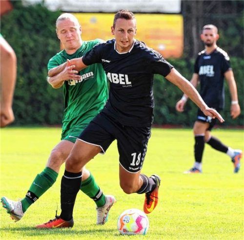 Stefan Esterl, hier bedrängt vom Mühldorfer Josef Wiedl, leitete den Engelsberger Auswärtssieg im Achtelfinale des Toto-Pokals ein.Foto mb.presse – Butzhammer