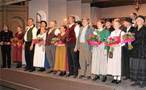 Stehenden Applaus gab es für das Ensemble des Flintsbacher Volkstheaters für die Aufführung des Schauspiels „Der Geisterbräu“. Foto Steffenhagen