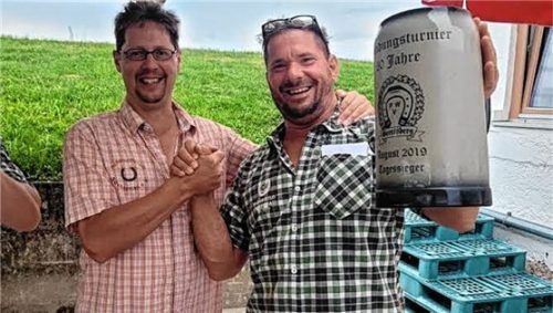 Stoßen auf den erfolgreichen Wettkampf an: (von links) Vereinsmeister Thomas Stadler und Vorsitzender Andreas Adlmaier. Foto re