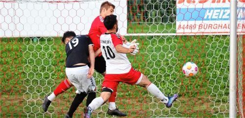 Szene aus dem Spiel zwischen Mehring und Engelsberg, das die Gastgeber mit 4:1 für sich entscheiden konnten.Foto mb.presse – Butzhammer