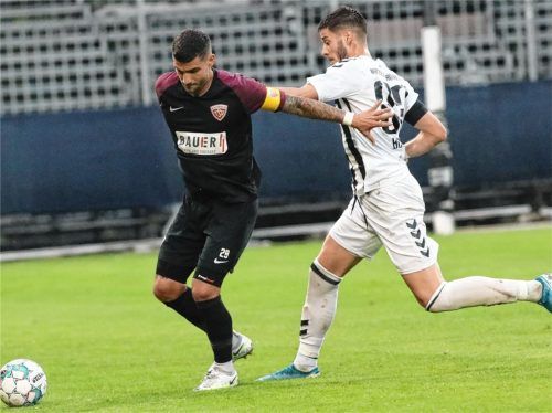 Szene aus dem Vorjahresderby im August in Burghausen: Andrija Bosnjak (links), der fehlen wird, attackiert Aleksandro Petrovic.Foto Michael Buchholz