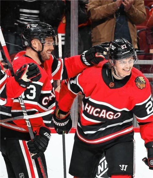 Teamkollege Max Domi (links) gratuliert Lukas Reichel zu seinem ersten NHL-Treffer.Foto privat