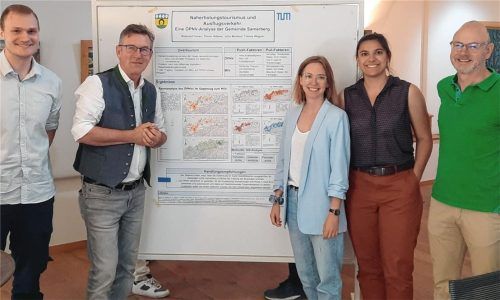 Timon Adams (von links), Bürgermeister Georg Huber, Julia Baldauf sowie Liane Raths und Marco Hölzel von der TU München bei der Präsentation in Weyarn. Foto RE/TU München