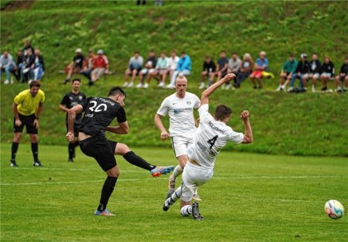 Tögings Stürmer Stefan Denk erzielt mit diesem Drehschuss das 1:1.Foto Semerad