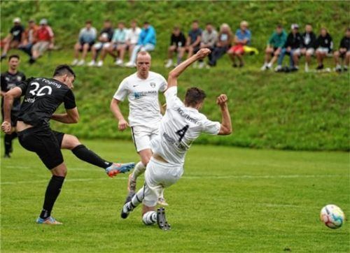 Tögings Stürmer Stefan Denk erzielt mit einem Drehschuss den 1:1-Ausgleich.