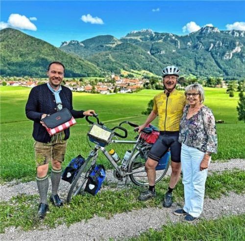 Tourismus-Chef Herbert Reiter und Gastgeberin Marianne Kramer empfangen August De Weyer aus Belgien.Foto re