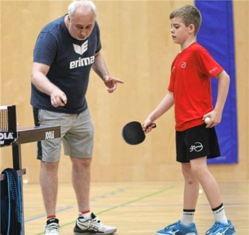 Trainer Andras Podpinka achtet bei Alexander Mayer auf jede Kleinigkeit.Foto Gerhard Erlich