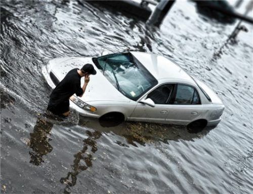 Überflutete Straßenabschnitte sollten unbedingt mit dem Auto vermieden werden. Foto iStock/B. Sadowski