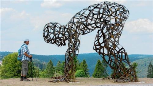 Überraschende Begegnung: Mensch, Kunst und Natur finden am Panoramaweg bei Ilmenau eine neue Verbindung. Foto djd/Stadtverwaltung Ilmenau