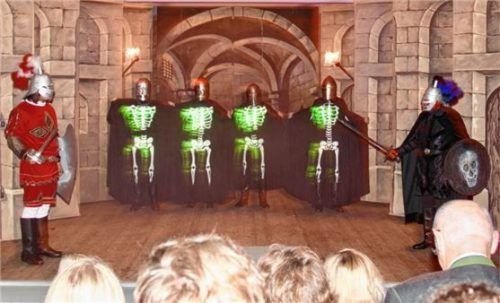 Um Mitternacht kommt es zum tödlichen Kampf zwischen dem Ritter Mangolf (links) und dem Satan (rechts), sprich dem Wettstreit zwischen Gut und Böse. Fotos Schmidt