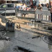 Mini-Überschwemmung inder kleinen Fußgängerzone