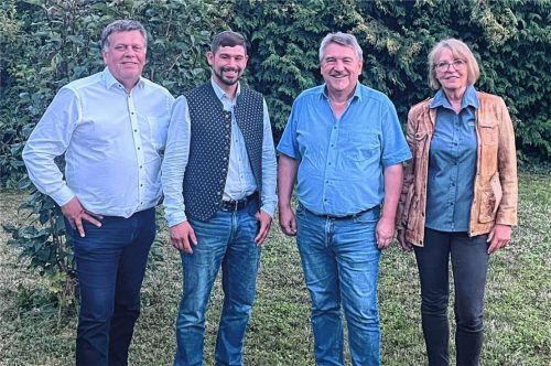 Unterstützung erfährt Hans Plank, der gemeinsame Bürgermeisterkandidat für Eggstätt (Zweiter von links), von den drei Fraktionen CSU, Grüne und ÜWG mit den Fraktionssprechern Helmut Hundhammer, CSU (ganz links), Gerhard Eder, ÜWG (Zweiter von rechts), und Katharina Weinberger, Grüne.Foto re