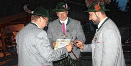 Urkundlich besiegelten die Vorsitzenden (von links) Peter Hagnberger und Stellvertreter Christian Eirainer vom GTEV „d´Auerberger-Hocheck“ sowie Sebastian Gasteiger vom GTEV „D´Jenbachtaler“ Bad Feilnbach ihre Patenschaft.