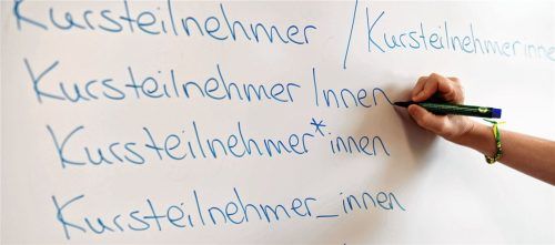 Verschiedene Gender-Schreibweisen an einer Volkshochschul-Tafel. Eine bundesweit einheitliche Regelung gibt es nicht, dafür allerdings überallteils emotional geführte Diskussionen über Sinn und Unsinn des Genderns im Allgemeinen. Foto dpa