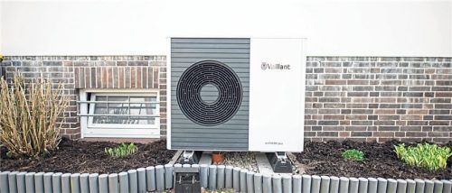 Viel eingebaut, aber immer noch heiß diskutiert: die Wärmepumpe. Foto Daniel Reinhardt/dpa