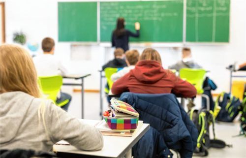 Viele Kinder sitzen falsch – nicht nur im Unterricht. Das kann langfristige Folgen für die Gesundheit haben. Foto dpa