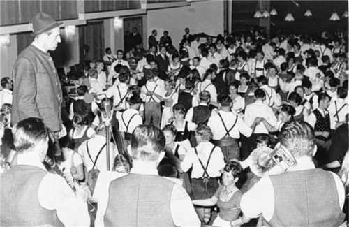 Volkstanzfest im Kurhaus Bad Aibling 1967. Georg von Kaufmann steht links neben der Musik auf der Bühne. Foto krämer