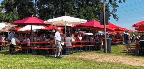 Volle Bänke: Das Radlerfest auf der Haynger Steige fand großen Anklang. Foto re