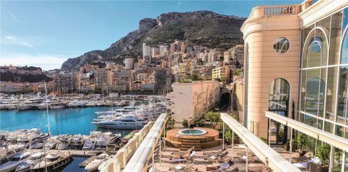 Von der Altstadt, einem Freilichtmuseum hoch auf dem berühmten Felsen, über das neue Strandviertel Larvotto und seine Ausdehnung auf das Meer, bis hin zum pulsierenden Place du Casino, der weltweit einzigartig ist: in den Charme des Fürstentums von Monaco kann man sich verlieben. Von der Sightseeing-Tour erholen kann man sich zum Beispiel in den Thermes Marins Monte-Carlo. Foto Monte-Carlo Société des Bains de Mer
